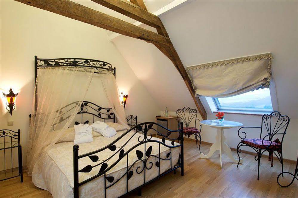 Schlosshotel Burghaus Kronenburg Dahlem  Екстериор снимка
