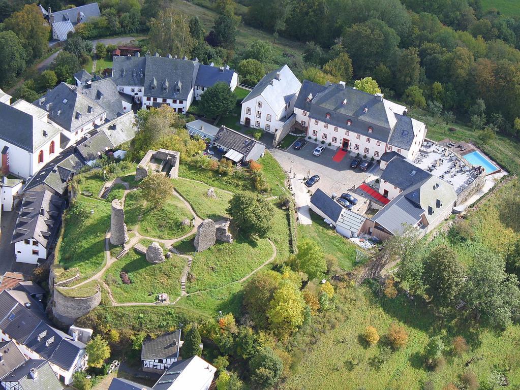 Schlosshotel Burghaus Kronenburg Dahlem  Екстериор снимка